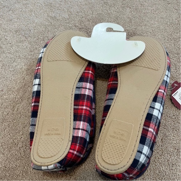 NWT plaid fuzzy slippers - Picture 2 of 2
